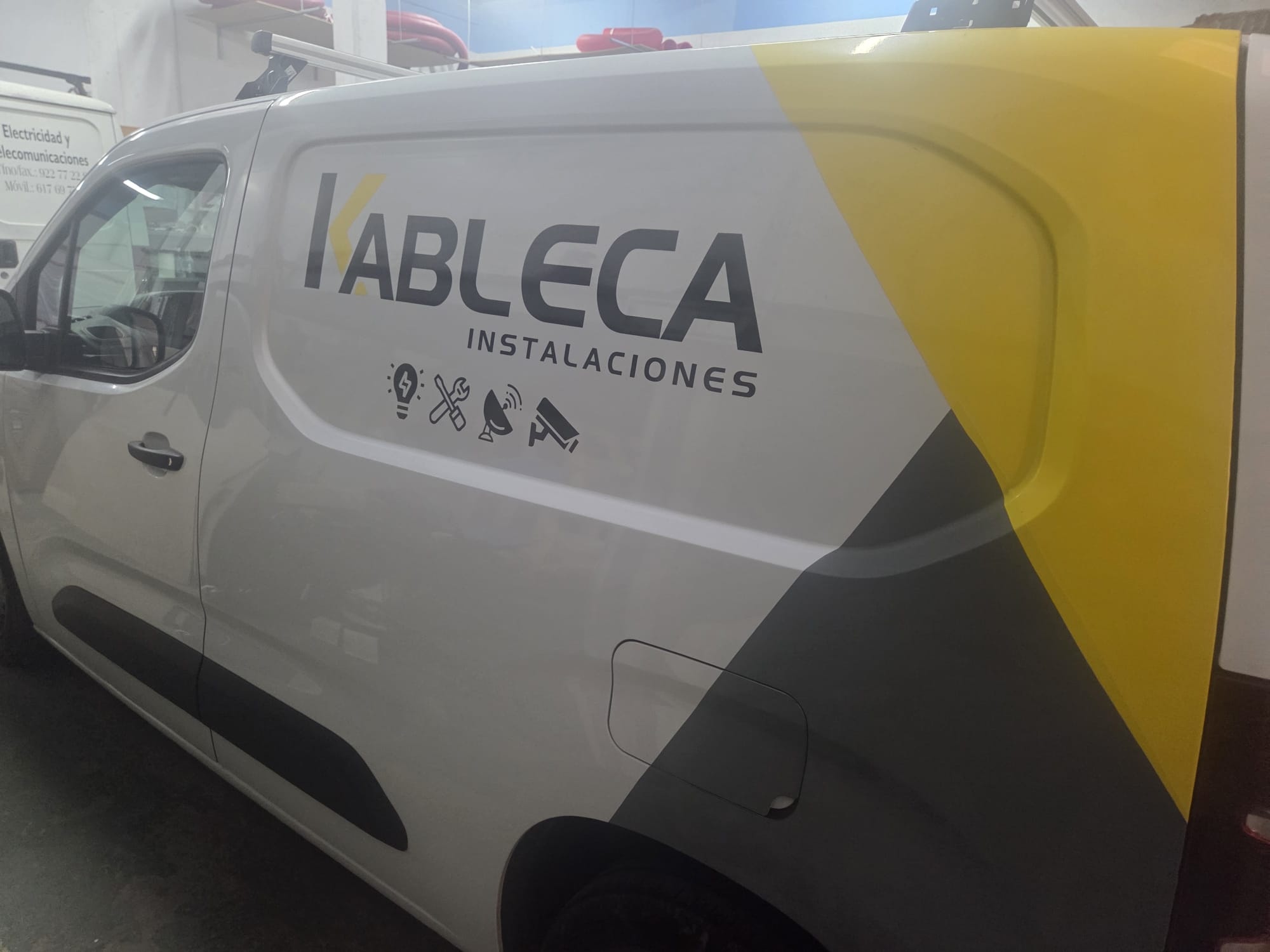 Vehículo corporativo de Kableca Instalaciones